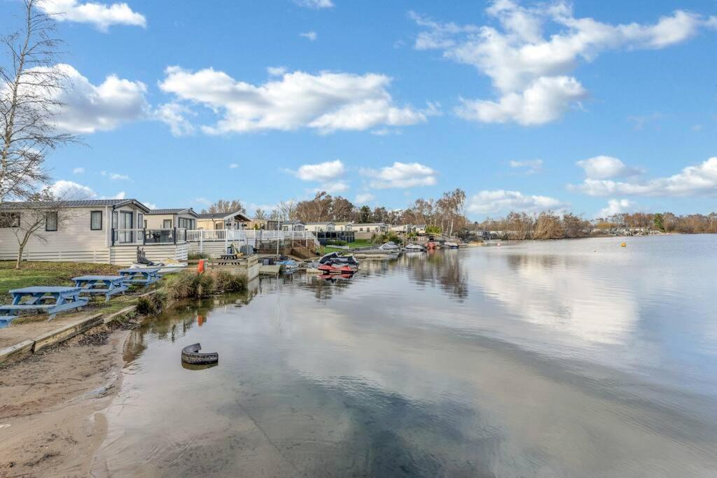 Tattershall Lakes: Sally'S Superior Stay Bagian luar foto