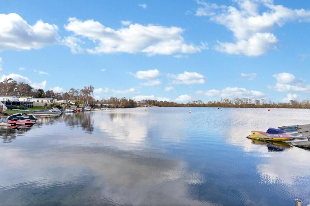 Tattershall Lakes: Sally'S Superior Stay Bagian luar foto